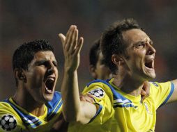 Gustavo Manduca, (D) del Nicosia celebra su gol para el  FC Zenit del St. Petersburgo con su compañero Ailton. AP  /