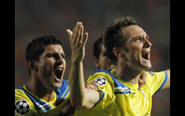 Gustavo Manduca, (D) del Nicosia celebra su gol para el  FC Zenit del St. Petersburgo con su compañero Ailton. AP  /