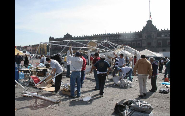 Este martes fue desalojado el Zócalo de la ciudad de México y el Gobierno del DF garantiza la salida de los electricistas. NTX  /