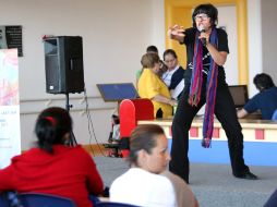 Yademira López, cuentacuentos, en plena acción ayer en el CRIT. A. HINOJOSA  /