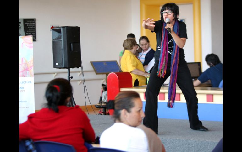 Yademira López, cuentacuentos, en plena acción ayer en el CRIT. A. HINOJOSA  /