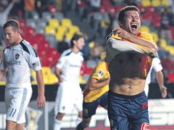 El delantero Miguel Sabah celebra su anotación, al minuto 92, con la cual Monarcas le dio la vuelta al partido. EFE  /