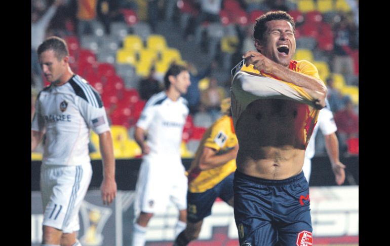 El delantero Miguel Sabah celebra su anotación, al minuto 92, con la cual Monarcas le dio la vuelta al partido. EFE  /