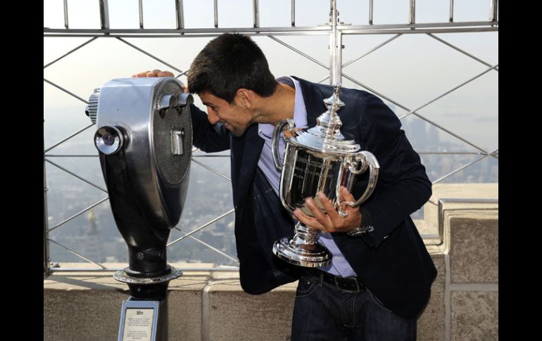 Novak Djokovic contempla la ciudad de Nueva York, desde las alturas del Empire State Building. AFP  /