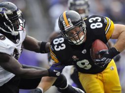 Ed Reed de los Cuervos y por parte de los Acereros, Heath Miller que es tacleado por el defensa. AP  /