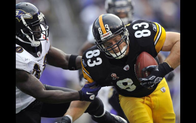 Ed Reed de los Cuervos y por parte de los Acereros, Heath Miller que es tacleado por el defensa. AP  /