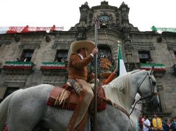 El contingente de charros atraviesa calles del centro de la ciudad. ARCHIVO  /