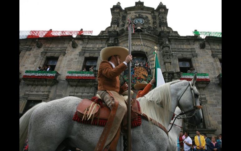 El contingente de charros atraviesa calles del centro de la ciudad. ARCHIVO  /