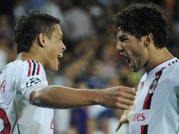 Thiago Silva (izq) y Pato (der) celebran gol ante el Barcelona durante el partido de la Champions League. AP  /