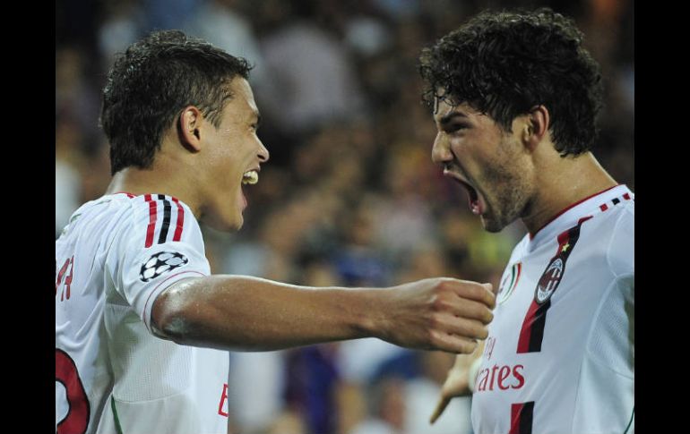 Thiago Silva (izq) y Pato (der) celebran gol ante el Barcelona durante el partido de la Champions League. AP  /