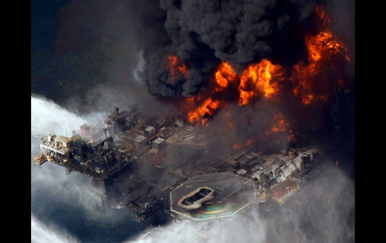 En esta foto de archivo, el pozo Macondo arde en el mayor desastre ecológico petrolero del golfo. AP  /