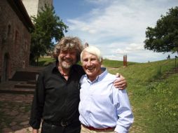 Walter Bonatti (der) y su compatriota Reinhold Messner en Italia. EFE  /