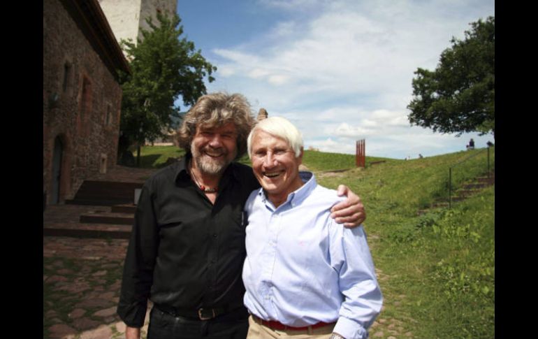 Walter Bonatti (der) y su compatriota Reinhold Messner en Italia. EFE  /