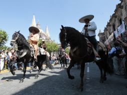 Esta mañana se llevó a cabo el desfile charro como cada año por la calle Alcalde, pasando frente al Palacio de Gobierno. A. GARCÍA  /