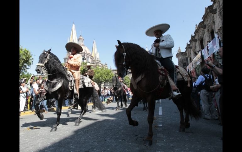 Esta mañana se llevó a cabo el desfile charro como cada año por la calle Alcalde, pasando frente al Palacio de Gobierno. A. GARCÍA  /