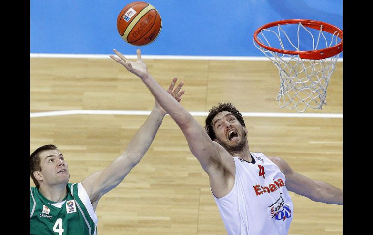 El jugador de la selección española de baloncesto, Pau Gasol (D), busca la pelota junto a un jugador de Esloviana. EFE  /