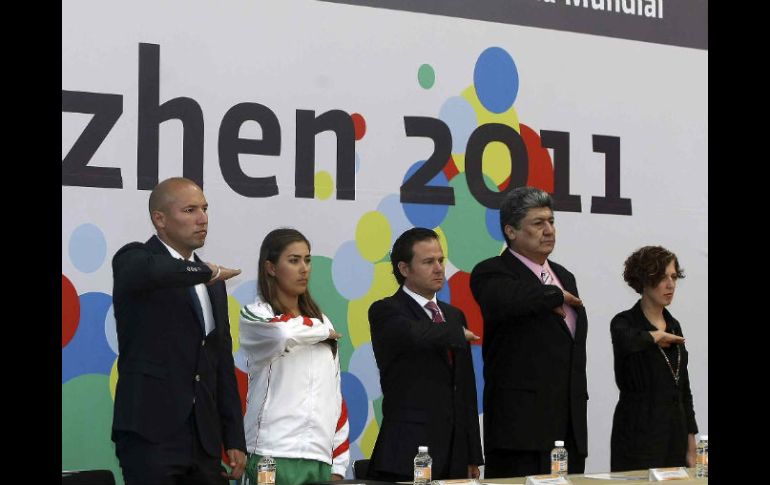 Alejandro Cardenas, Linda Ochoa, Bernardo de la Garza, Jorge Solis y Blanca Beristain, durante la ceremonia de abanderamiento. MEXSPORT  /