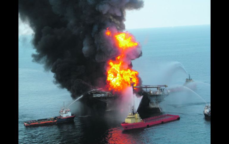 Luego de la explosión en la plataforma Deepwater Horizon, se vertieron al mar casi cinco millones de barriles de petróleo. ESPECIAL  /