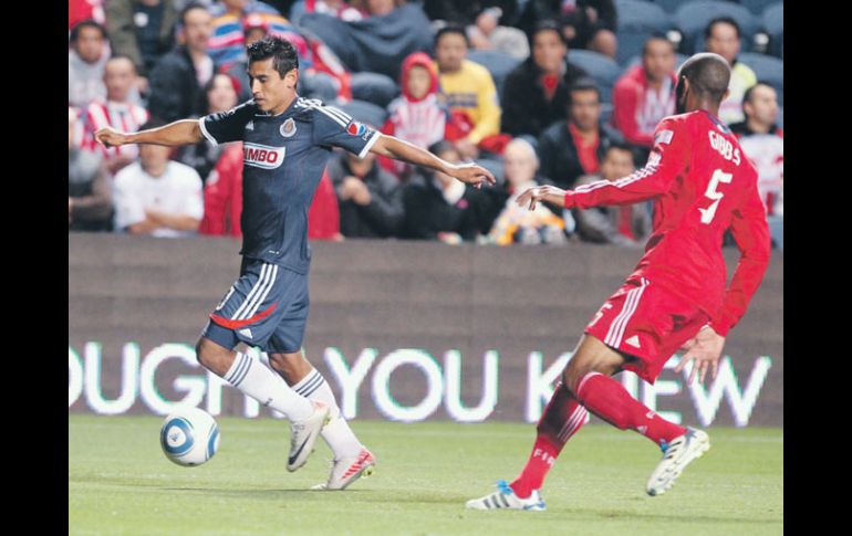 Alberto Medina conduce el esférico durante el duelo efectuado en el Toyota Park. ESPECIAL  /