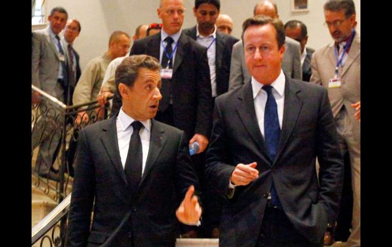 Cameron y Sarkozy durante una visita relámpago a Trípoli. REUTERS  /