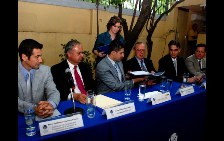 Firma del convenio celebrado ayer en la Casa Clavigero del Iteso. A. MADERA  /