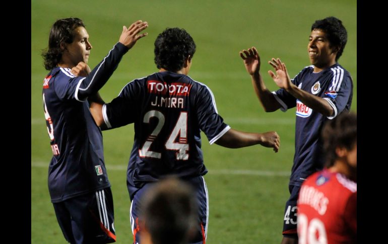 Compañeros felicitan a Jorge Mora (c) tras anotar el gol de la victoria ayer ante el Chicago Fire. AP  /