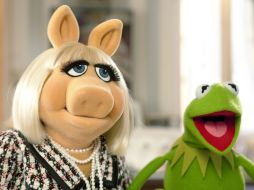 La rana René y Miss Piggy celebraron a las comunidades latinas. EFE  /