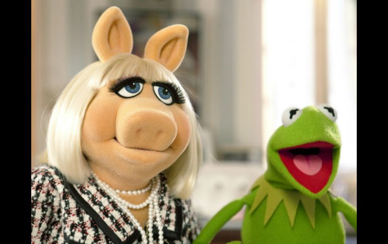 La rana René y Miss Piggy celebraron a las comunidades latinas. EFE  /