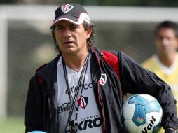 Romano, director técnico del Atlas, apoyado por su equipo ante su ultimátum de dejar al Atlas en caso de perder otro partido. ARCHIVO  /