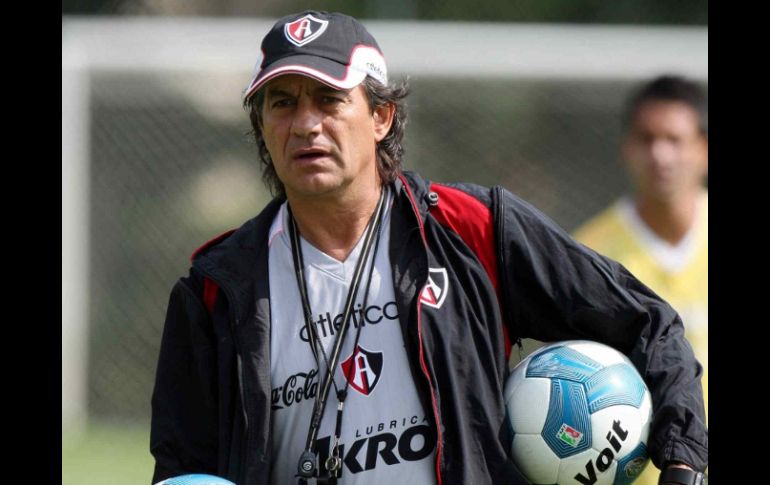 Romano, director técnico del Atlas, apoyado por su equipo ante su ultimátum de dejar al Atlas en caso de perder otro partido. ARCHIVO  /