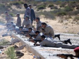 Voluntarios participan en una sesión de entrenamiento en Libia. NOTIMEX  /