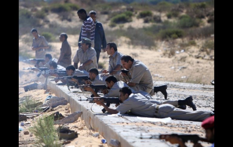 Voluntarios participan en una sesión de entrenamiento en Libia. NOTIMEX  /