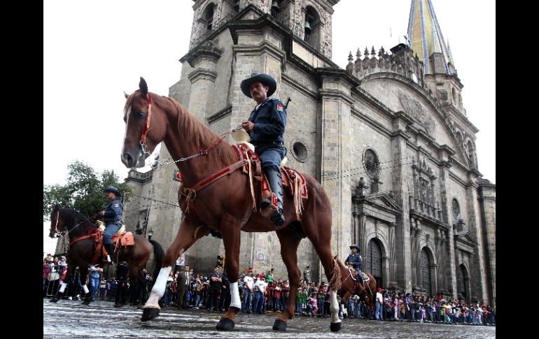 Con un cielo nublado, los asistentes pudieron apreciar el paso de los contingentes. M FREYRIA  /