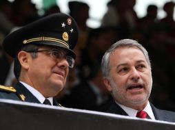 El mandatario jalisciense (d) asistió hoy al desfile patrio en el Centro Histórico. M.FREYRIA  /