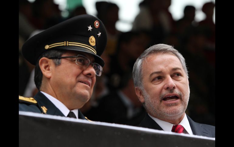 El mandatario jalisciense (d) asistió hoy al desfile patrio en el Centro Histórico. M.FREYRIA  /