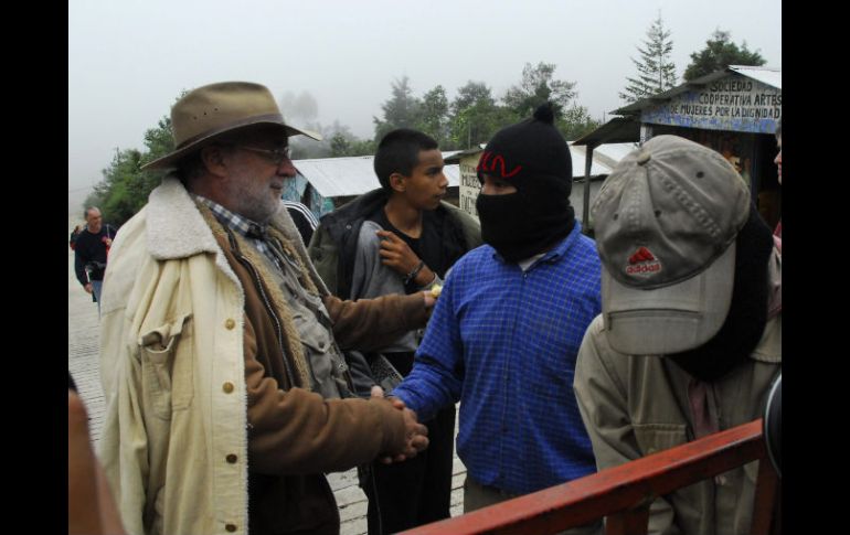 El poeta mexicano Javier Sicilia se despide de unos indígenas zapatistas. NTX  /