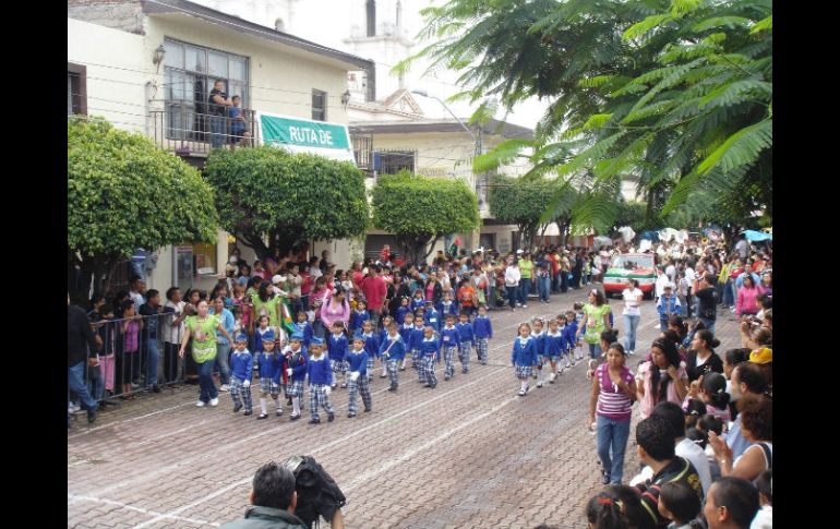 Menores participan en el desfile patrio en las calles de Tlajomulco. Alrededor de dos mil personas asistieron. ESPECIAL  /