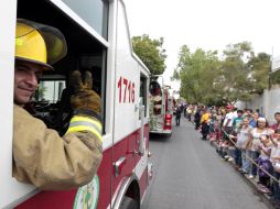 Las unidades de socorro, como bomberos, colman la caminata conmemorativa por las fiestas patrias en Zapopan. A. GARCÍA  /