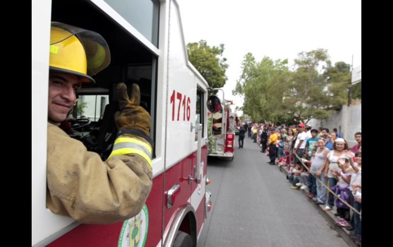 Las unidades de socorro, como bomberos, colman la caminata conmemorativa por las fiestas patrias en Zapopan. A. GARCÍA  /