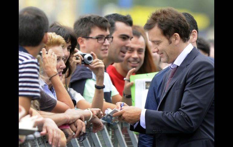 La cinta ''Intruders'' atrajo a decenas de fans, quienes aprovecharon para pedir un autógrafo a Clive Owen. REUTERS  /