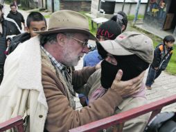 El poeta saluda efusivamente a un zapatista al llegar a Oventic. AP  /