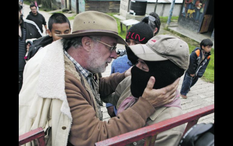 El poeta saluda efusivamente a un zapatista al llegar a Oventic. AP  /