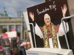 Venta de postalesostales de la foto del Papa Benedicto XVI  que visitará la capital alemana entre el 22 y 23 de septiembre. EFE  /