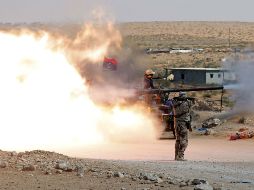 Un rebelde anti-Gadhafi utiliza un cañón cerca de Sirte. REUTERS  /