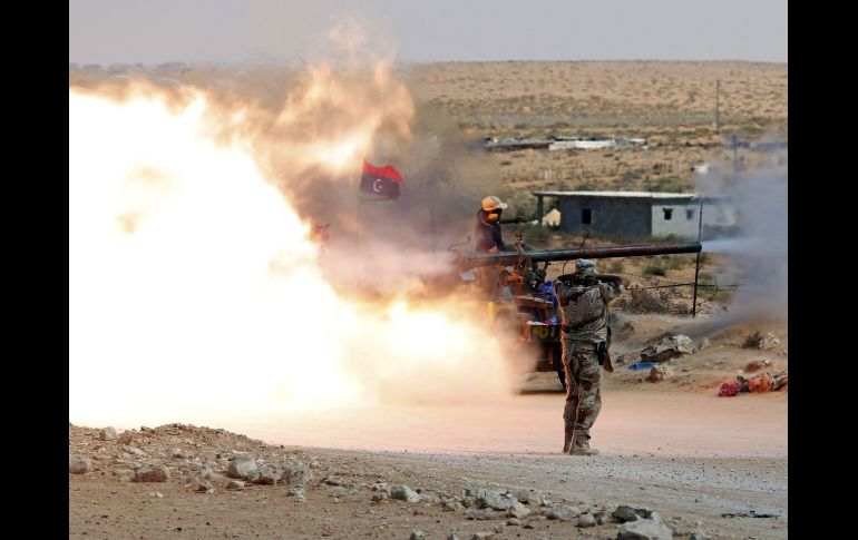 Un rebelde anti-Gadhafi utiliza un cañón cerca de Sirte. REUTERS  /