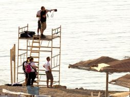 Spencer Tunick da instrucciones al grupo de modelos ayer, junto al Mar Muerto. EFE  /