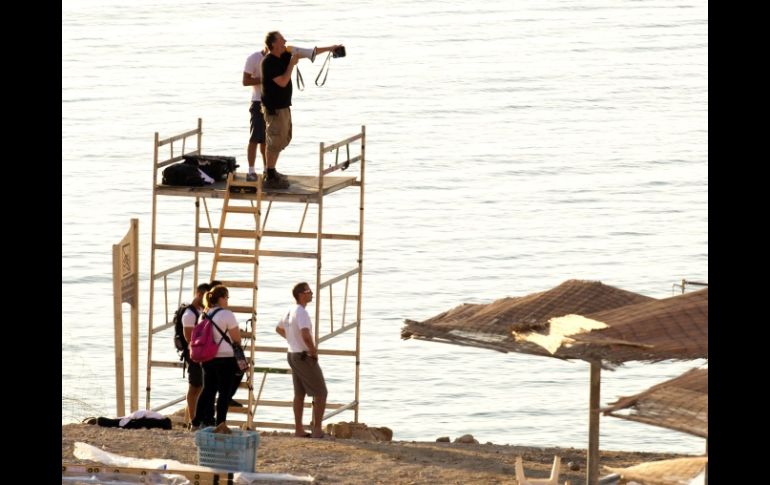 Spencer Tunick da instrucciones al grupo de modelos ayer, junto al Mar Muerto. EFE  /