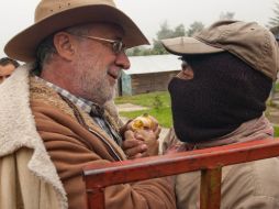 Javier Sicilia se encuentra con un integrante del EZLN en Chiapas. NOTIMEX  /