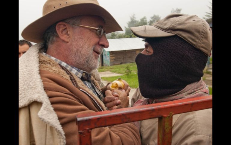 Javier Sicilia se encuentra con un integrante del EZLN en Chiapas. NOTIMEX  /