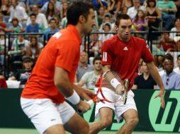 Nenad Zimonjic y Viktor Troicki (d) durante el partido disputado ante los argentinos. AFP  /